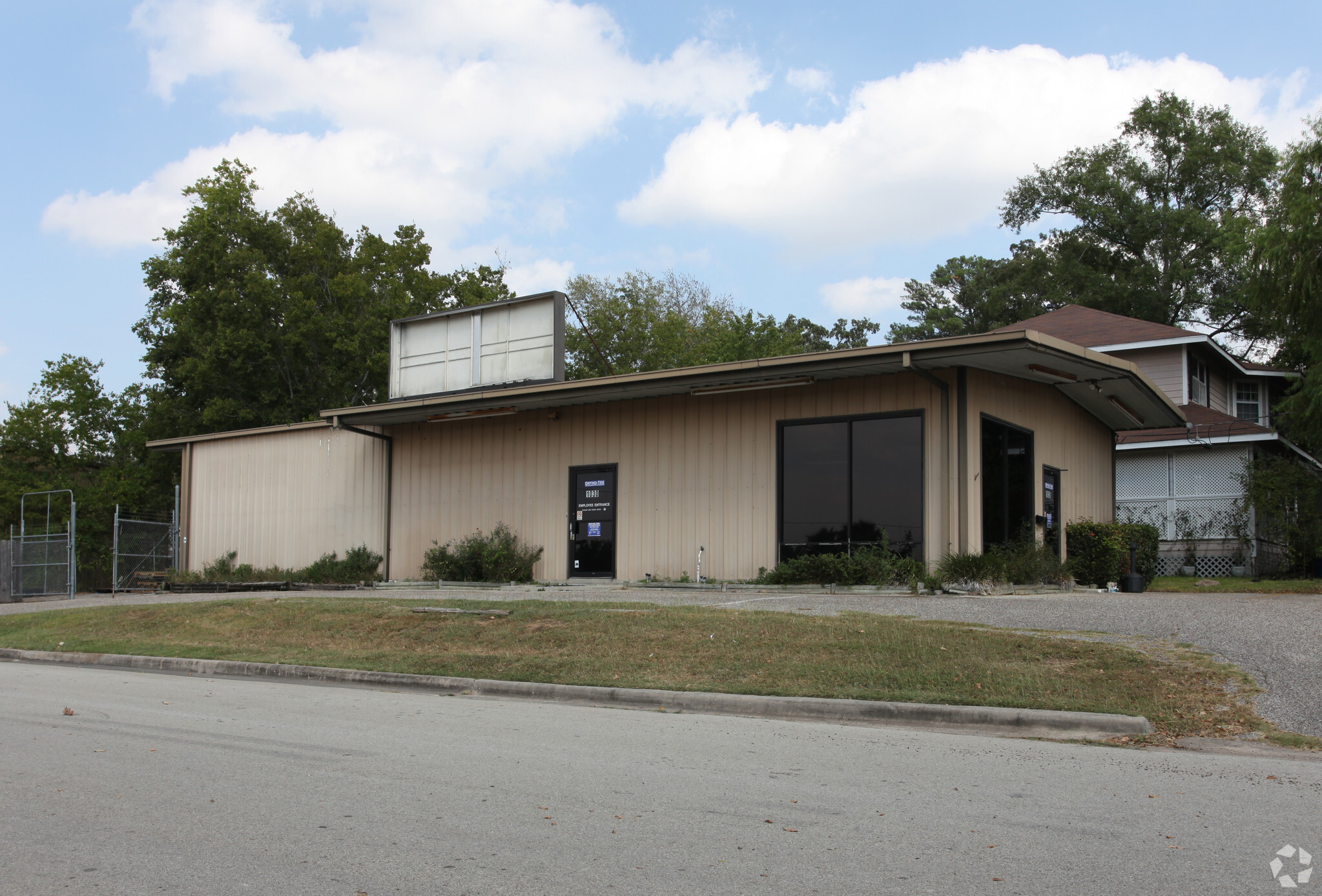 1030 W Lewis St, Conroe, TX for sale Primary Photo- Image 1 of 1