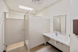 2401 Maloney Dr, Bloomington, IL for sale Interior Photo- Image 2 of 8