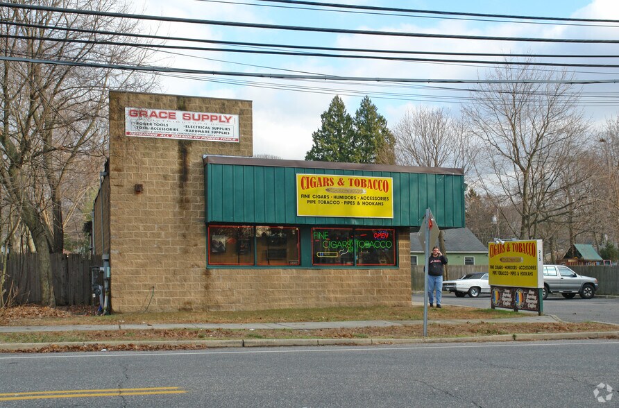 215 Ronkonkoma Ave, Ronkonkoma, NY for sale - Primary Photo - Image 1 of 1