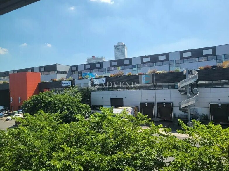 Flex in Saint-Denis for lease - Building Photo - Image 1 of 12
