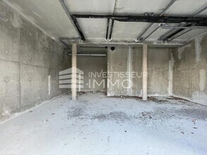 Retail in Savigny-le-Temple for lease Interior Photo- Image 2 of 2