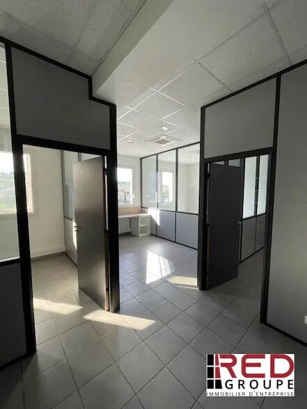 Office in Meyreuil for lease - Interior Photo - Image 2 of 5