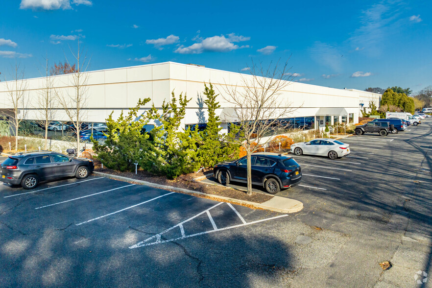 300-360 Crossways Park Dr, Woodbury, NY for lease - Building Photo - Image 3 of 5