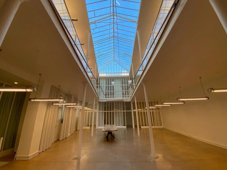 Retail in Paris for lease - Building Photo - Image 1 of 9