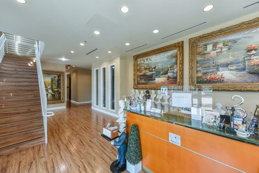 950 Roosevelt Ave, Irvine, CA for lease - Lobby - Image 3 of 11