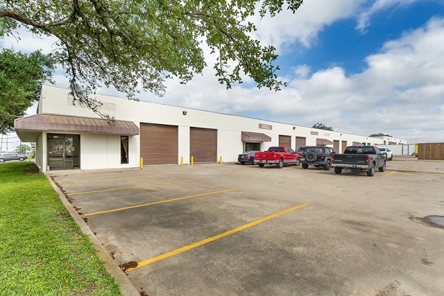 801-827 Luke St, Irving, TX for lease - Building Photo - Image 3 of 16