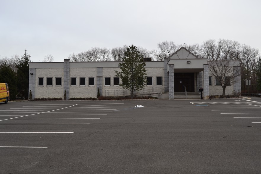 207 Commercial Ct, Morganville, NJ for lease - Building Photo - Image 3 of 7