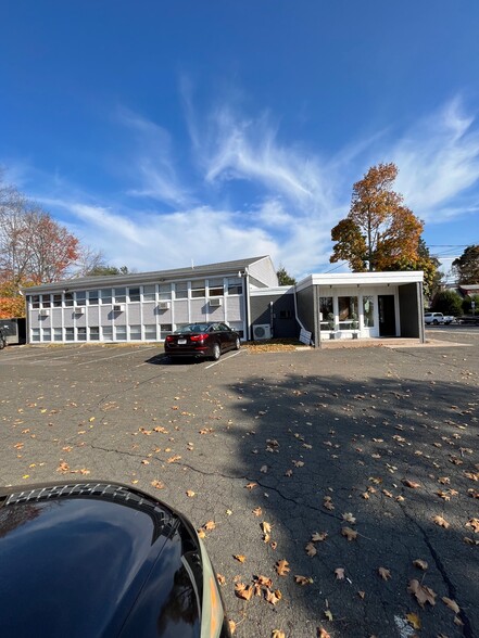 357 E Center St, Manchester, CT for lease - Building Photo - Image 1 of 11