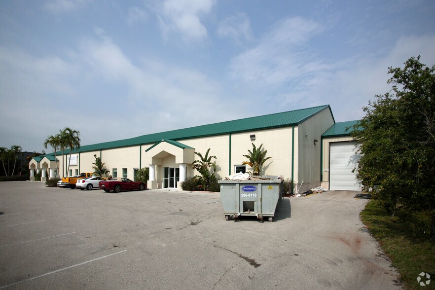 16266 San Carlos Blvd, Fort Myers, FL for lease - Building Photo - Image 3 of 11