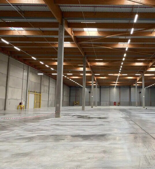 Industrial in Poitiers for lease - Building Photo - Image 2 of 6