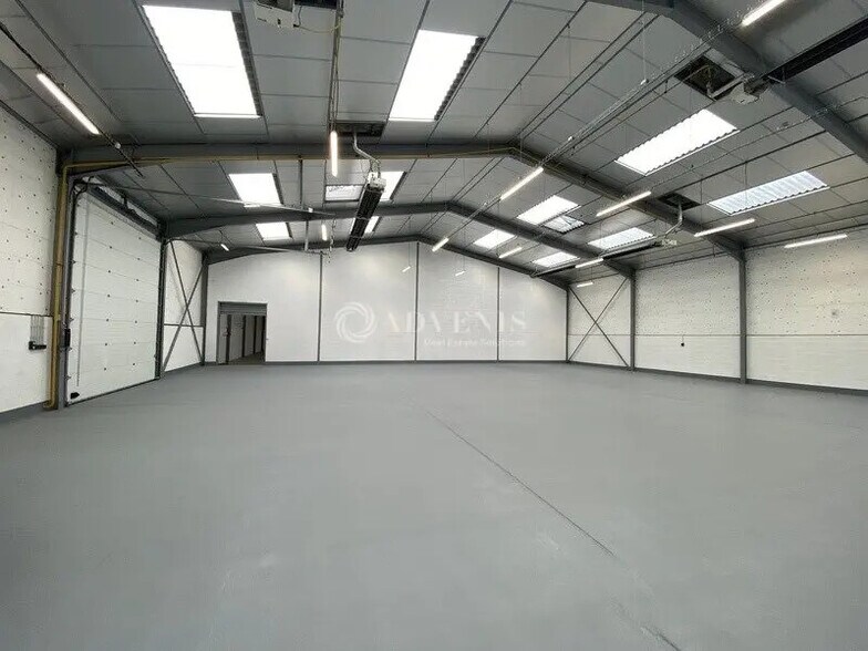 Flex in Ecquevilly for lease - Interior Photo - Image 2 of 11