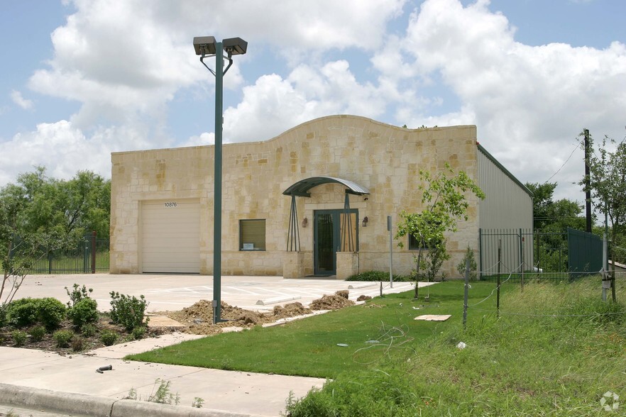 10876 Hillpoint Dr, San Antonio, TX for lease - Building Photo - Image 1 of 6