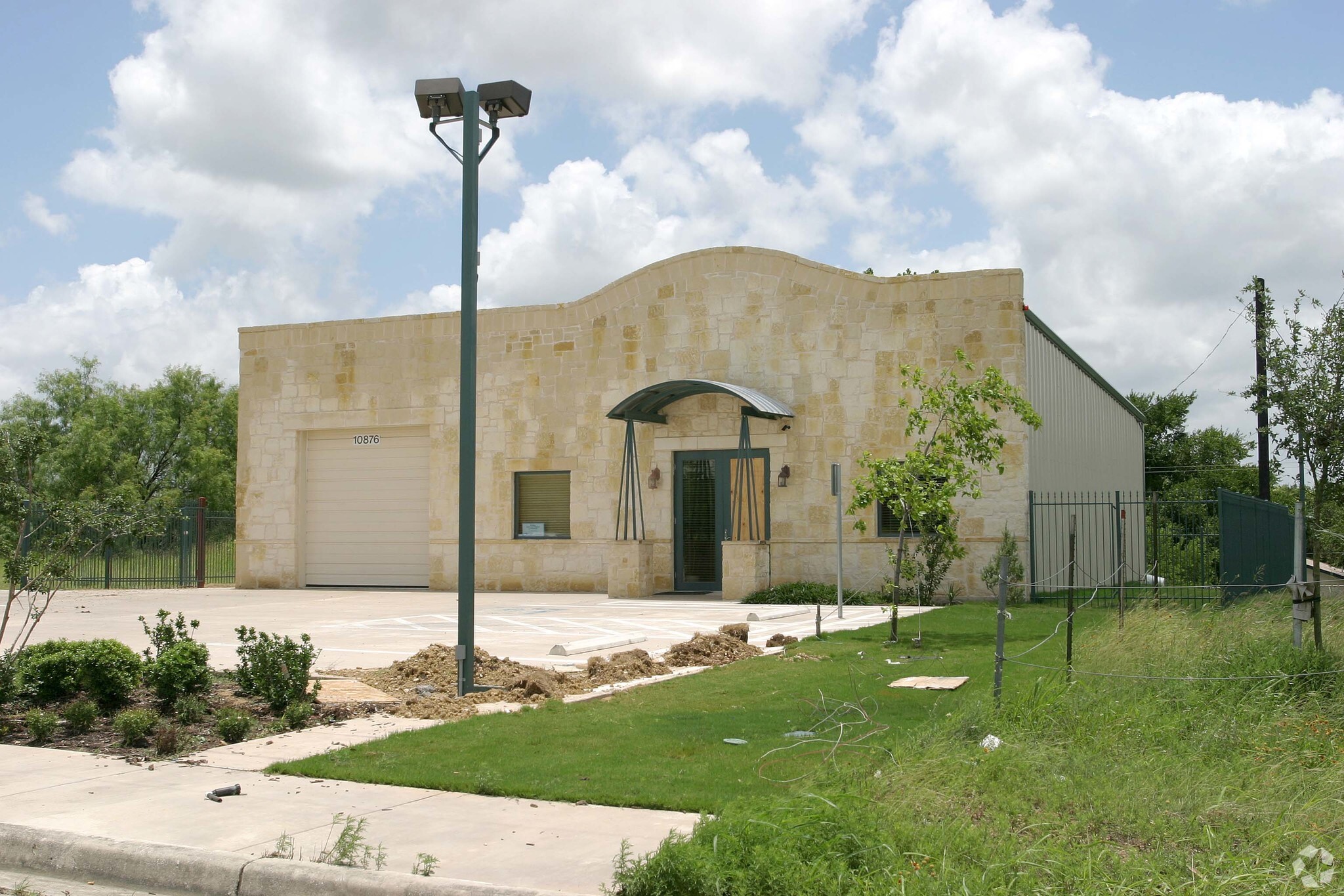 10876 Hillpoint Dr, San Antonio, TX for lease Building Photo- Image 1 of 7