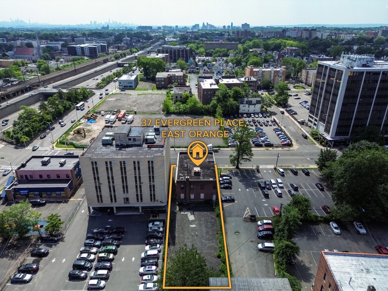 37 Evergreen Pl, East Orange, NJ for sale - Building Photo - Image 2 of 15