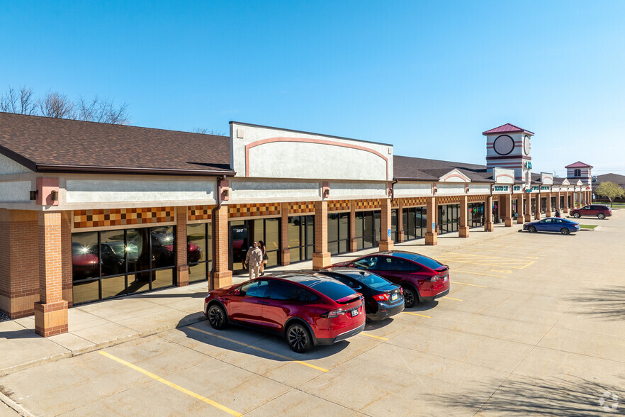 3881-3887 121st St, Urbandale, IA for sale - Building Photo - Image 2 of 6