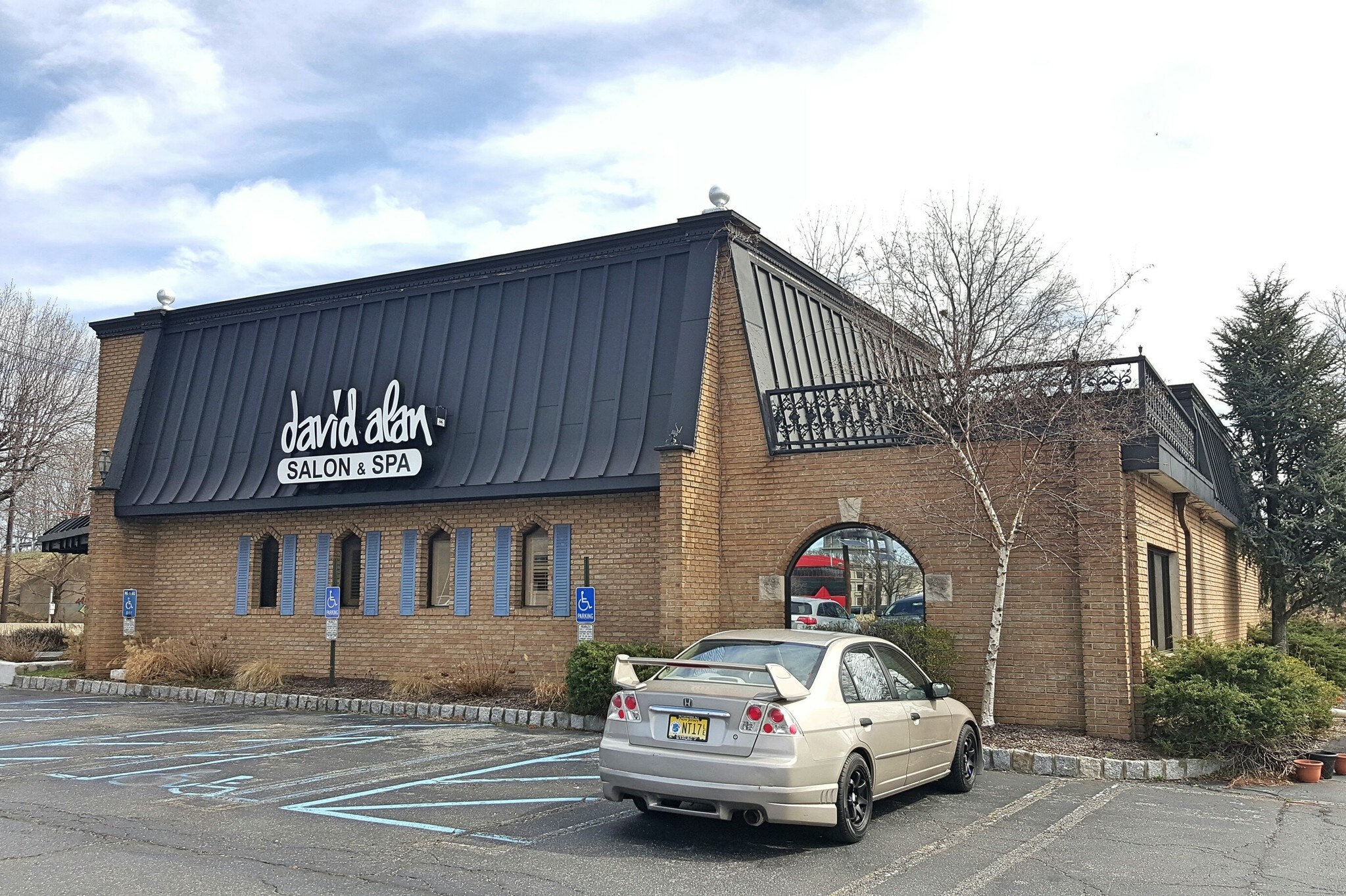 6 Spring Valley Rd, Paramus, NJ 07652 8,388 SF Retail 27,878 SF Lot