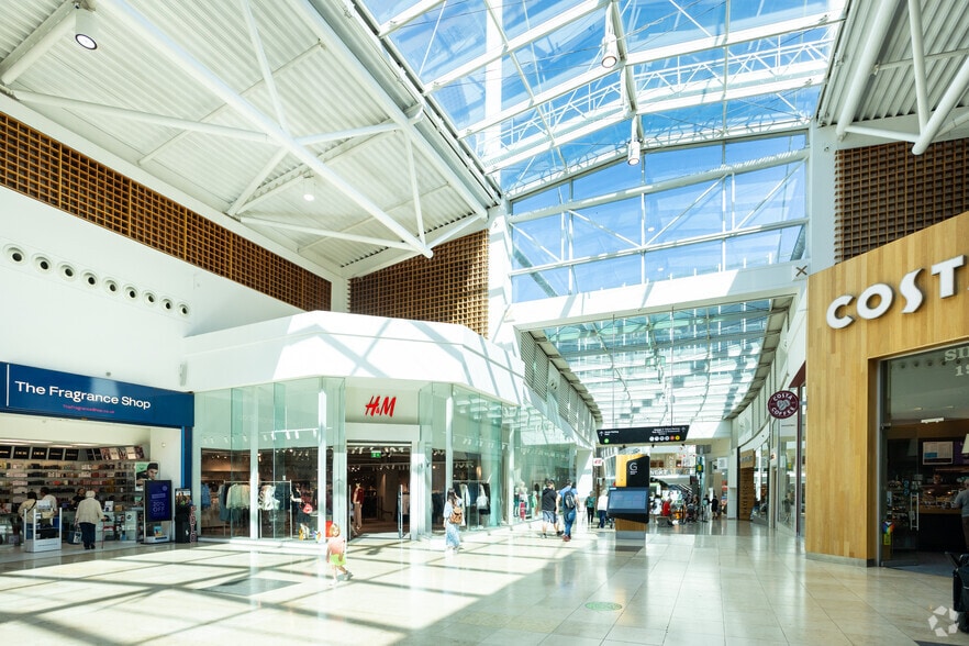 New Market Sq, Basingstoke for lease - Interior Photo - Image 2 of 15