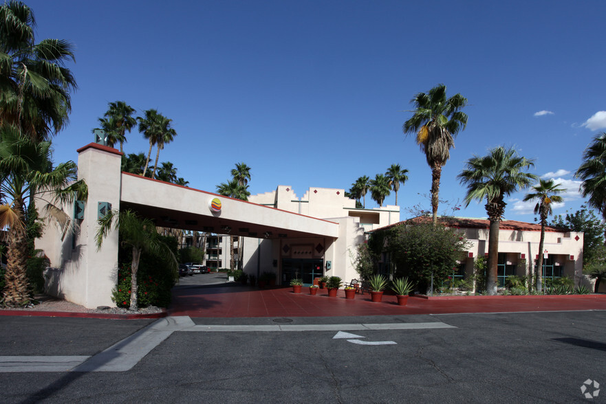 390 S Indian Canyon Dr, Palm Springs, CA for sale - Primary Photo - Image 1 of 1