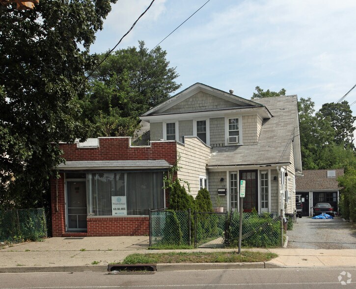 Retail in Bay Shore, NY for sale - Primary Photo - Image 1 of 1