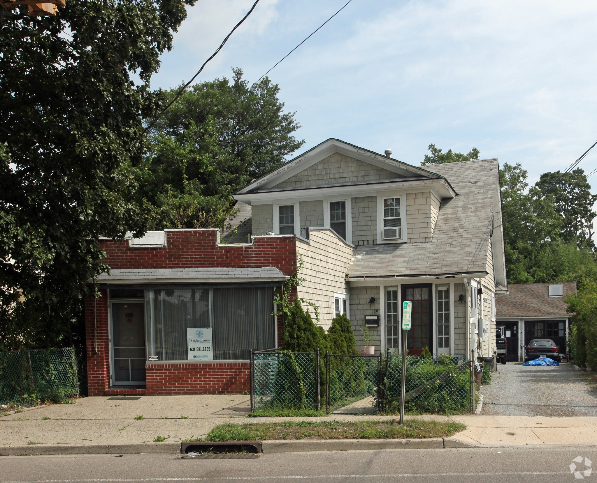 Retail in Bay Shore, NY for sale Primary Photo- Image 1 of 1