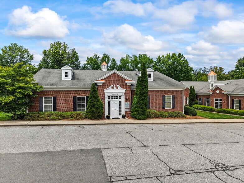114 Kinderton Blvd, Bermuda Run, NC for sale - Building Photo - Image 1 of 1