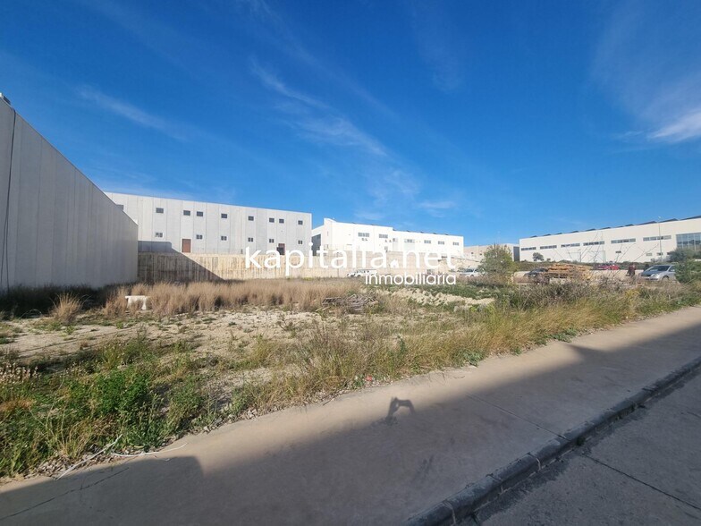 Industrial in Santa Ana for sale - Building Photo - Image 2 of 5