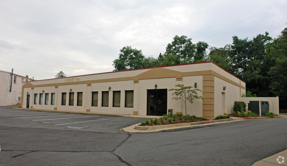 146 Hillwood Ave, Falls Church, VA for lease - Primary Photo - Image 1 of 4