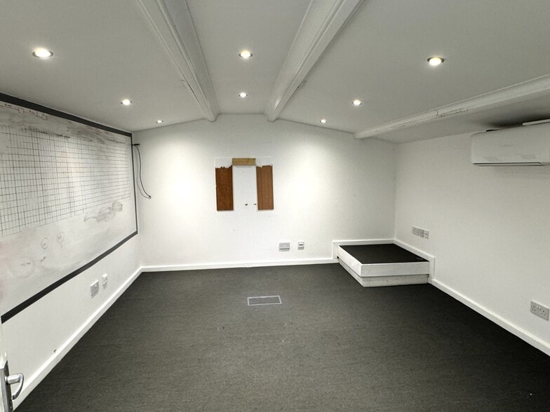 38-46 Blue Chalet Industrial Park, West Kingsdown for lease - Interior Photo - Image 3 of 4