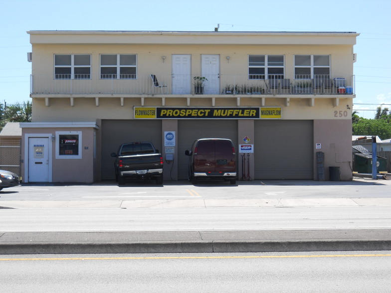 250 NE 44th St, Oakland Park, FL for sale - Primary Photo - Image 1 of 54