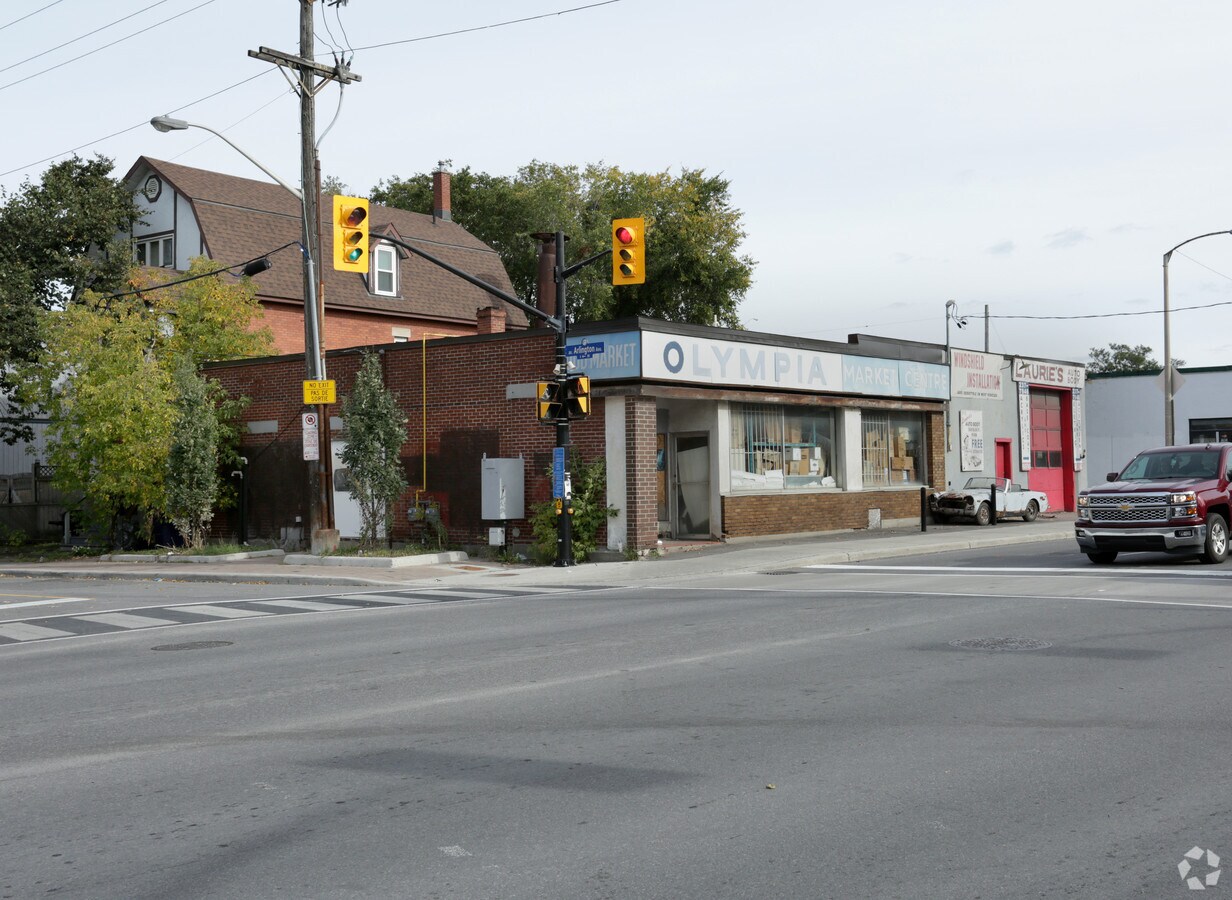 565 Bronson Ave, Ottawa, ON K1R 6K2