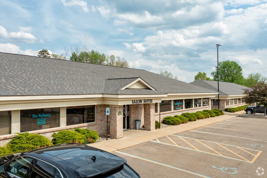 Crown Pointe Business Park portfolio of 5 properties for sale on LoopNet.com - Primary Photo - Image 3 of 14