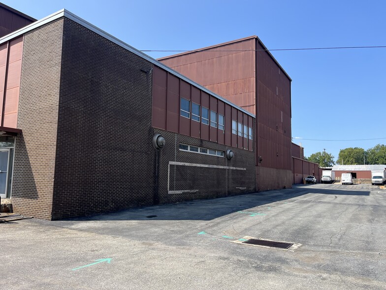 236 S Cherry St, Manheim, PA for lease - Building Photo - Image 1 of 2