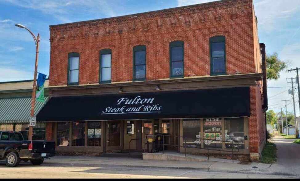 1107 4th St, Fulton, IL 61252