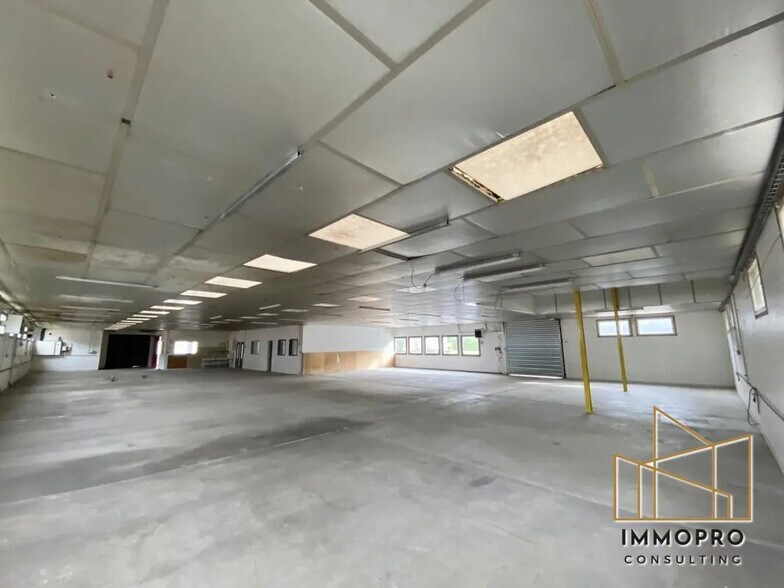 Flex in Évreux for lease - Interior Photo - Image 2 of 4