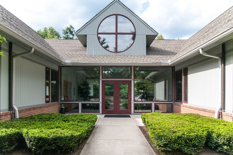 1 Darling Dr, Avon, CT 06001