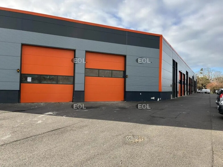 Flex in Éragny for lease - Building Photo - Image 1 of 6