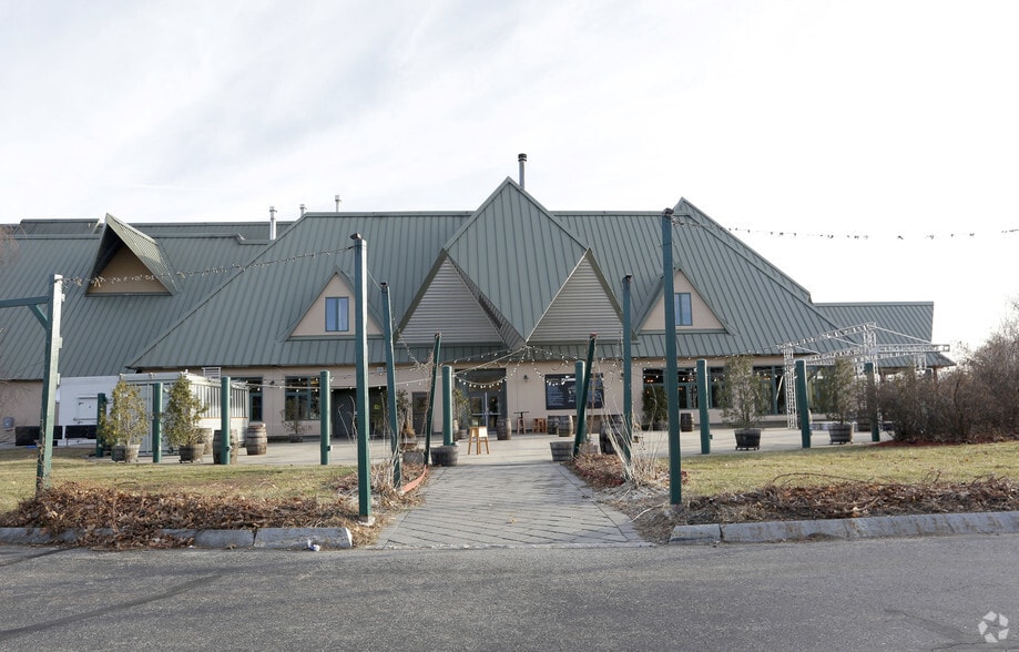 One Redhook Way portfolio of 2 properties for sale on LoopNet.com - Building Photo - Image 3 of 8