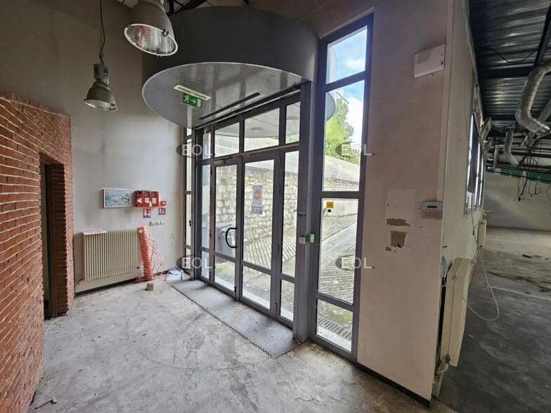 Flex in Cachan for lease - Interior Photo - Image 2 of 9