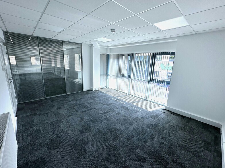 Hornbeam Park Oval, Harrogate for lease - Interior Photo - Image 3 of 9