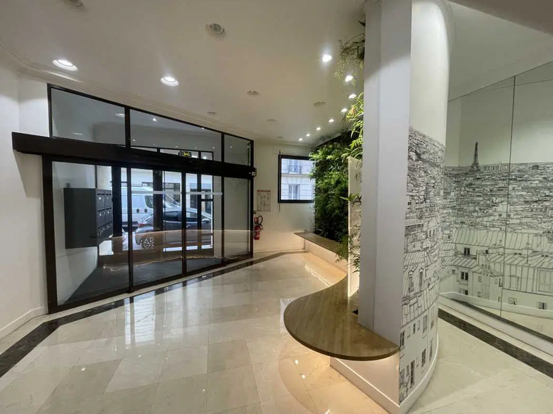 Office in Paris for lease - Lobby - Image 1 of 3
