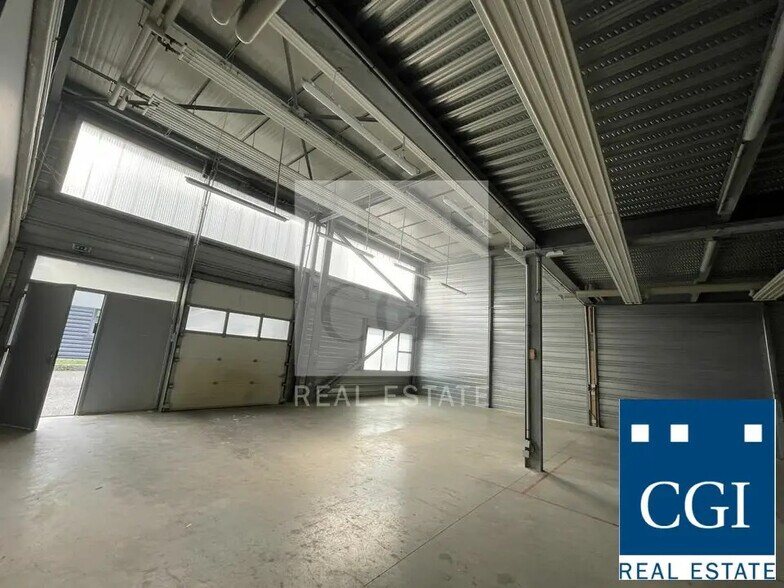 Flex in Fontaine for lease - Interior Photo - Image 2 of 4