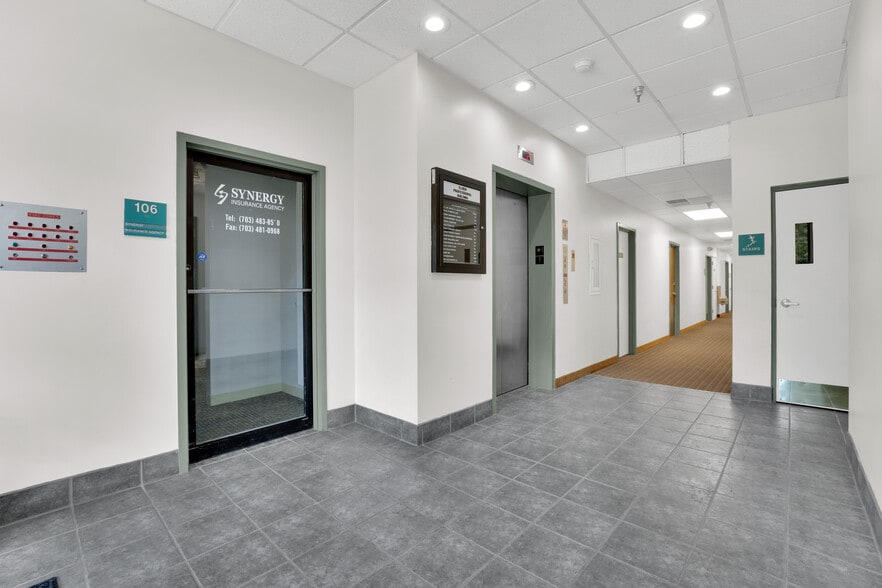 209 Elden St, Herndon, VA for lease - Building Photo - Image 3 of 8