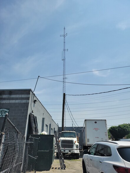 114 Railroad St, Huntington Station, NY for lease - Building Photo - Image 2 of 4