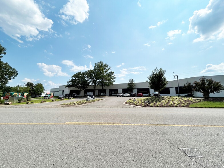 475 Metroplex Dr, Nashville, TN for lease - Building Photo - Image 1 of 5