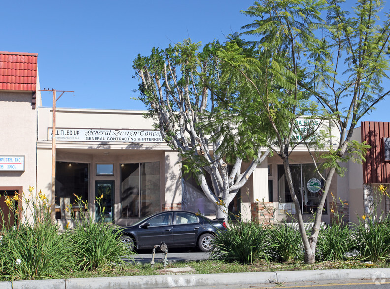 17723-17725 Chatsworth St, Granada Hills, CA for lease - Building Photo - Image 2 of 5