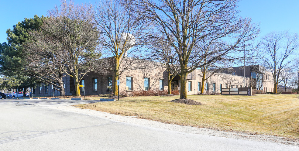 13000 W Silver Spring Rd, Butler, WI for lease - Primary Photo - Image 1 of 13