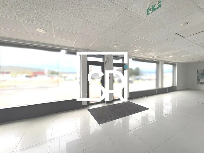 Retail in Cournon-d'Auvergne for lease - Lobby - Image 1 of 11