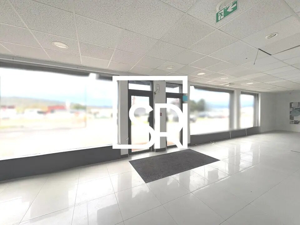 Retail in Cournon-d'Auvergne for lease Lobby- Image 1 of 12