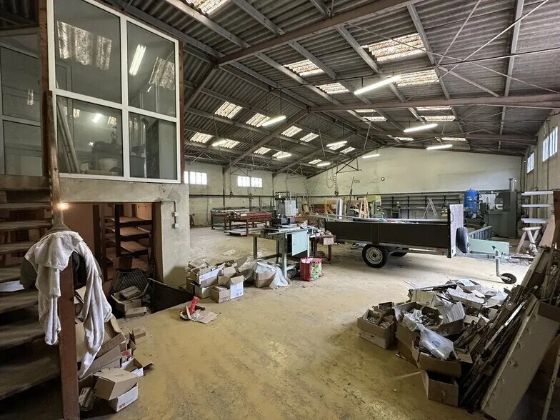 Industrial in Port-de-Bouc for lease - Building Photo - Image 2 of 9