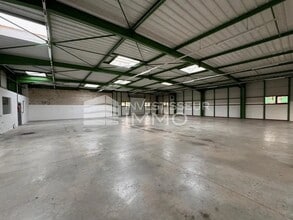Industrial in Saint-Thibault-des-Vignes for lease Interior Photo- Image 1 of 3